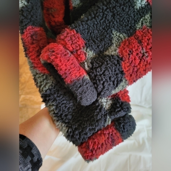 Hollister black & red rose pattern sherpa drop shoulder crop pullover S - Picture 6 of 13